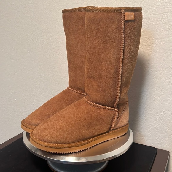 UGG Shoes - New UGG AUSTRALIA Classic Genuine Shearling Lined Tall Suede Boots Chestnut 🎅🏼